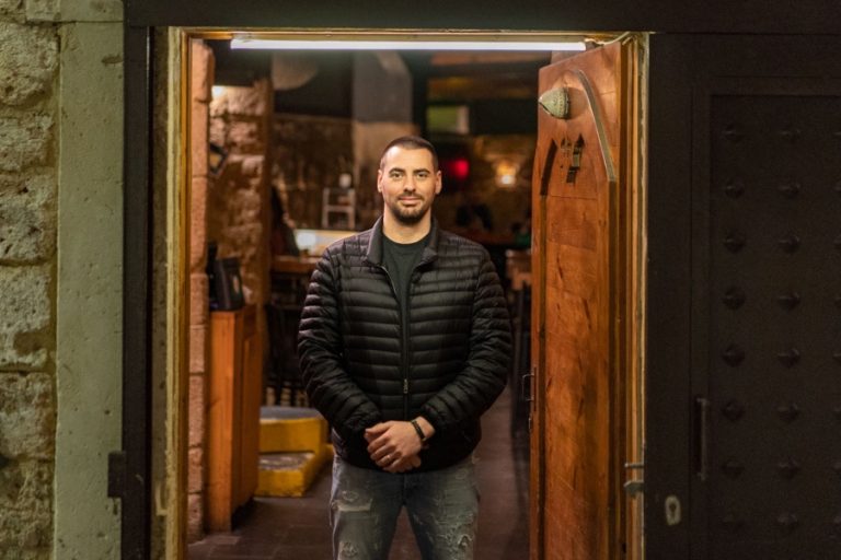 Timmy Raada, devant l'entrée du restaurant Timmy's. (Photo : François Robert-Durand)